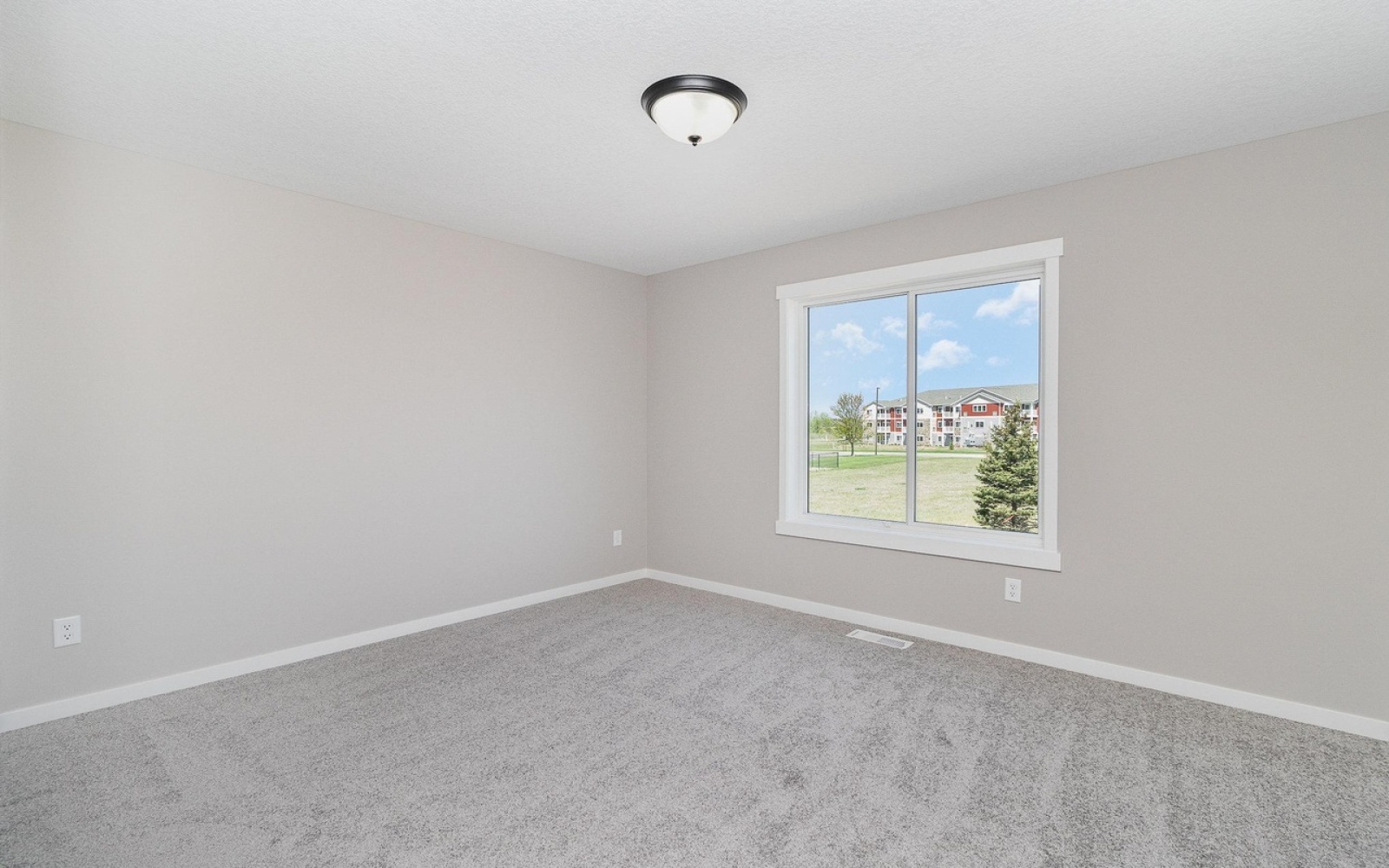 724 Margaret LN Isanti 