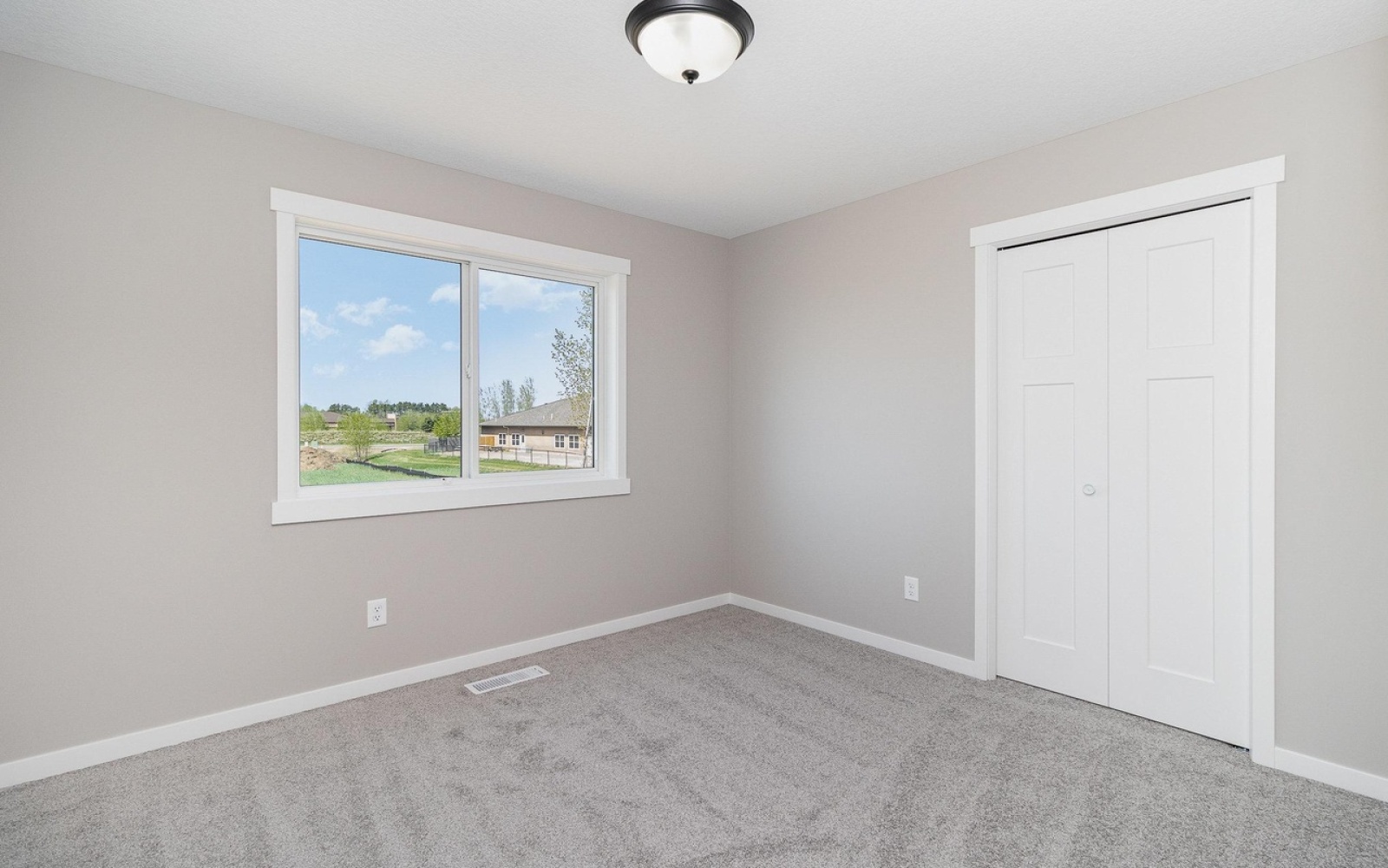 724 Margaret LN Isanti 