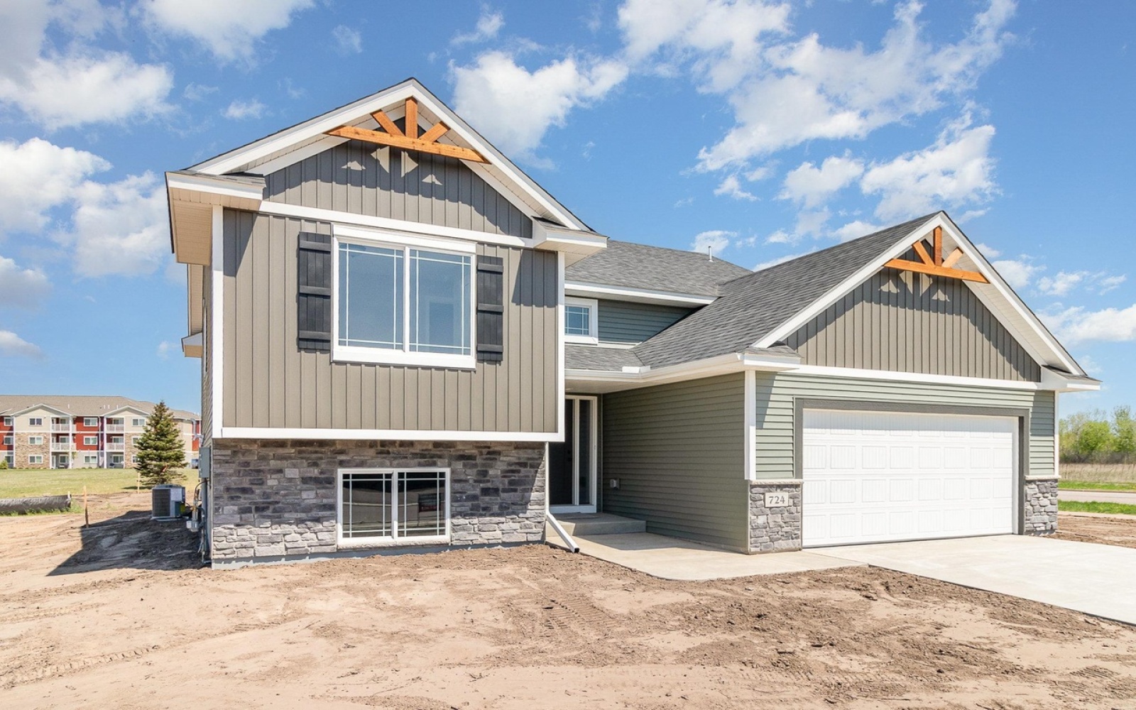 724 Margaret LN Isanti 